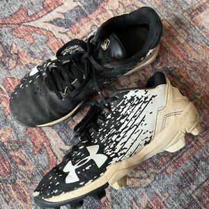 Boys Under Armour Baseball Cleats, Size 2